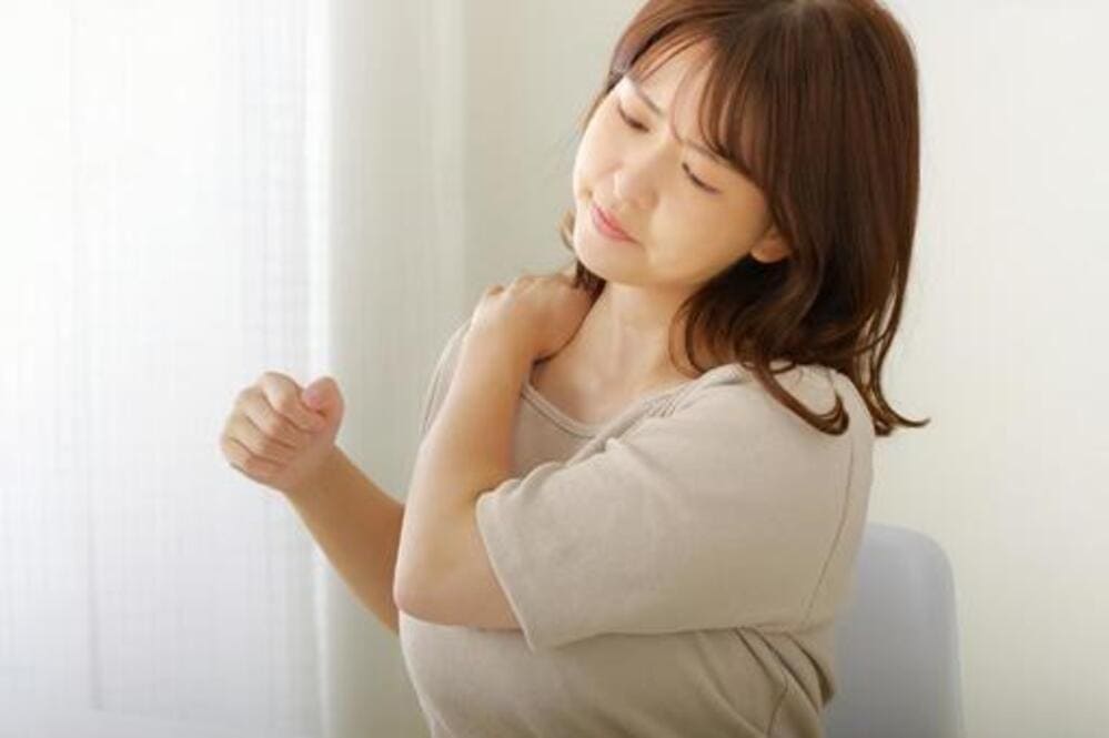 肩こりに悩む女性の写真