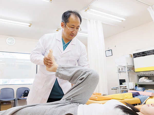 膝の施術の様子